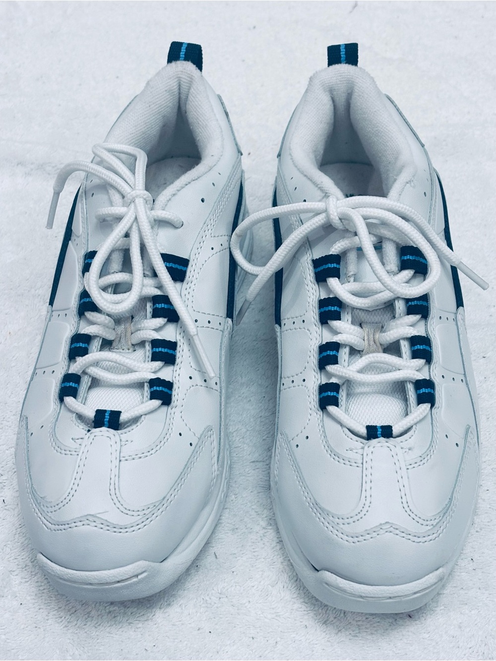 Almost Brand New Chic Sneakers - Womens Size 8 - Box 16